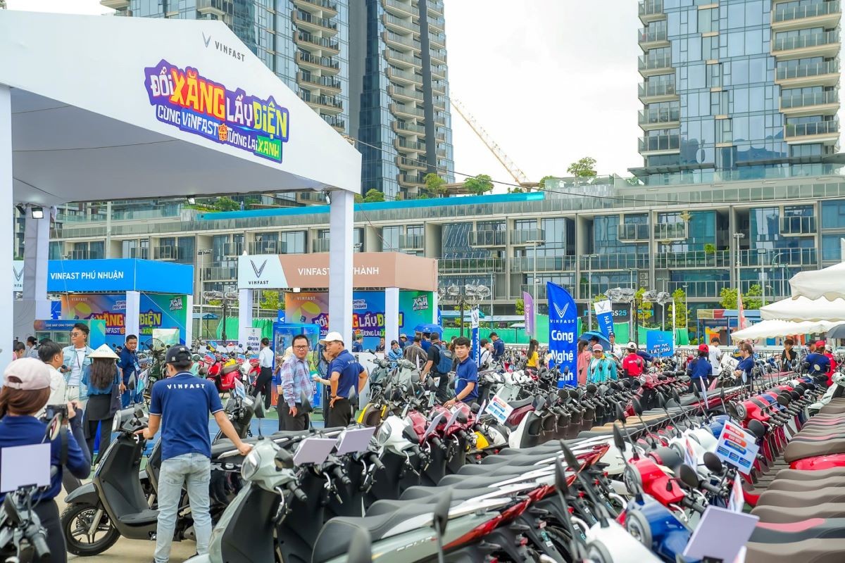 Chuỗi sự kiện “Đổi xăng lấy điện” của VinFast phủ 6 điểm cầu, đưa xe máy điện tới gần hơn với người dùng